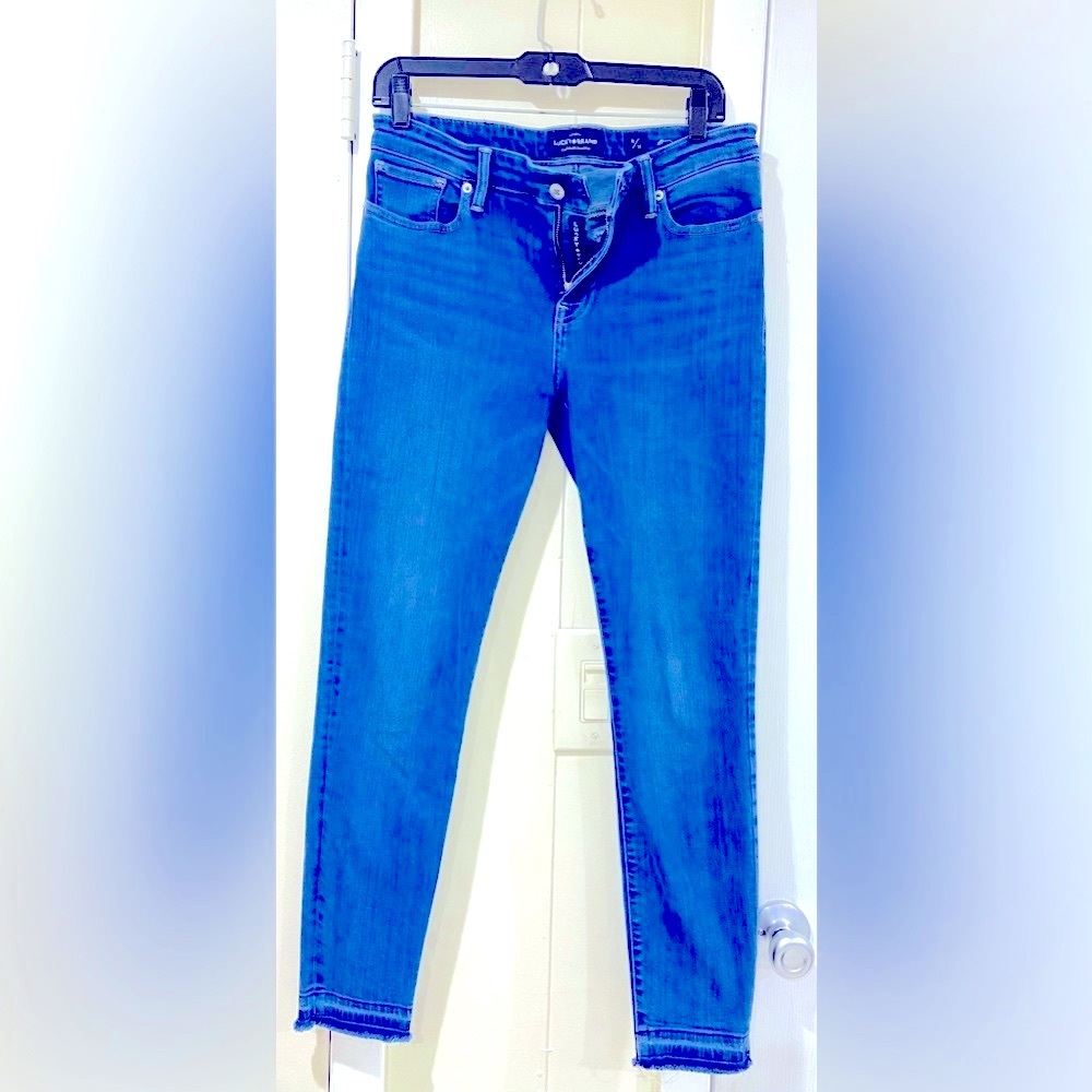 Lucky Brand Skinny Jean, Size 8/29 W (Rise 9.5”) (Inseam 27”) 5” W at ankle